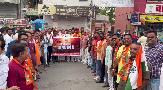 BANSWARA // पाकिस्तान पर एयर स्ट्राइक के बाद राजस्थान में जश्न का माहौल, पटाखे फोड़कर मना रहे लोग जश्न