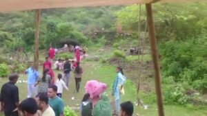 कचरे के ढेर और गंदे पानी से हालात बदतर