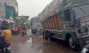 गहरे गड्ढे में फंसा ट्रक