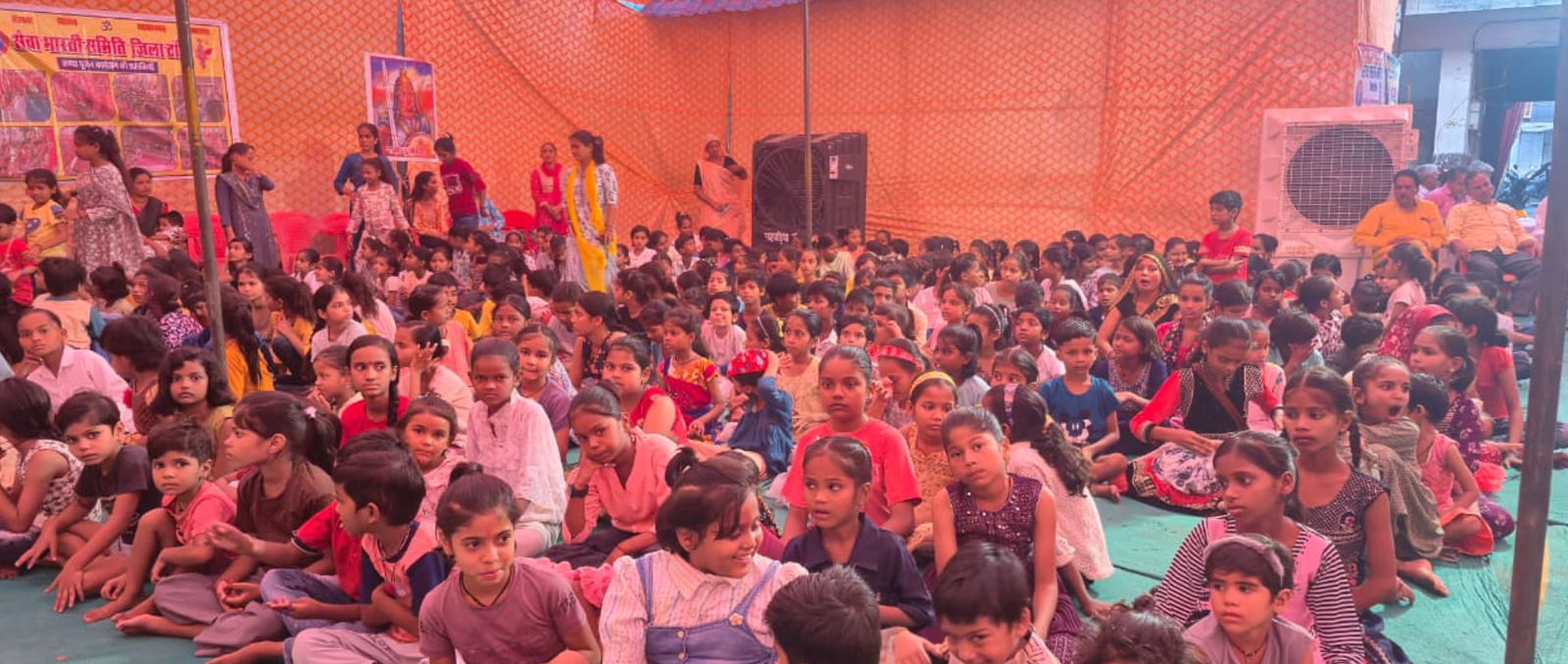 TONK// सेवा भारती समिति के तत्वावधान में सौ कन्याओं को भोजन करा कर, उपहार किये भेंट