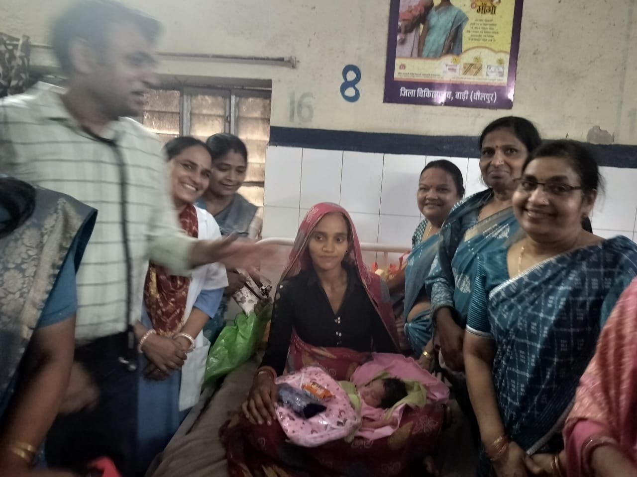 BARI// नवरात्रा महोत्सव में अपना घर की महिलाओं ने सामान्य चिकित्सालय बाड़ी में माता व कन्याओं का किया पूजन  