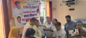 गौ सेवा व केक काटकर मनाया डोटासरा का जन्मदिन