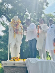 अकबर खान ने गांधी जी की प्रतिमा पर श्रद्धापूर्वक पुष्प अर्पित किए