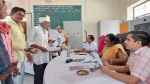 जिला कलक्टर ने चौगाई शिविर में पट्टे और बीमा पॉलिसियां वितरित की
