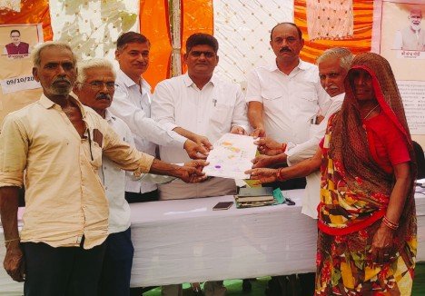 RAJSAMAND// राजस्व रिकॉर्ड में बटवारा कर सौंपी नकल तो नहीं रहा खुशी का ठिकाना