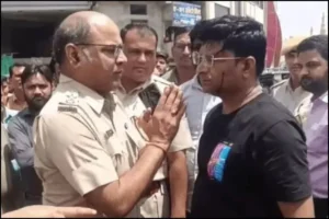 बात खरी हैट्रैफिक इंचार्ज बोले- मेरे कपड़े फाड़ लो:चालान काटने पर हुआ विवाद, कांग्रेस में सीनियर नेता के इस्तीफे की धमकी