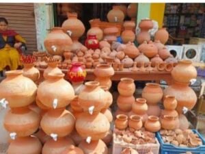 टोंक से एस रहमान कि रिपोर्ट।भीषण गर्मी के चलते स्थानीय बाजारों में मटकों, घड़ों, हांडी और पानी की बोतलों की दुकानों पर ग्राहकों की भीड़ उमड़ रही है। इन दुकानों पर विभिन्न वैरायटी के मटके उपलब्ध हैं, जो ग्राहकों को अपनी ओर आकर्षित कर रहे हैं।
स्थानीय खरीददार विमला, सरोज और पूनम ने बताया कि मिट्टी के मटके का पानी स्वास्थ्य के लिए अच्छा माना जाता है, क्योंकि यह पानी को प्राकृतिक रूप से ठंडा रखता है। ये मटके आम लोगों के बजट में भी हैं, जिनकी कीमत आकार और डिजाइन के अनुसार 50 रुपए से लेकर 300-400 रुपए तक है।  मटकों की भारी मांग के कारण कुम्हारों के काम में तेजी आई है और उन्हें अच्छी आय होने की उम्मीद है। दुकानदारों ने बताया कि इस बार विभिन्न वैरायटी के मटके तैयार करवाए गए हैं। इन मटकों पर नक्काशी, चित्रकारी और विभिन्न डिजाइनों में रंग-रोगन भी किया गया है।