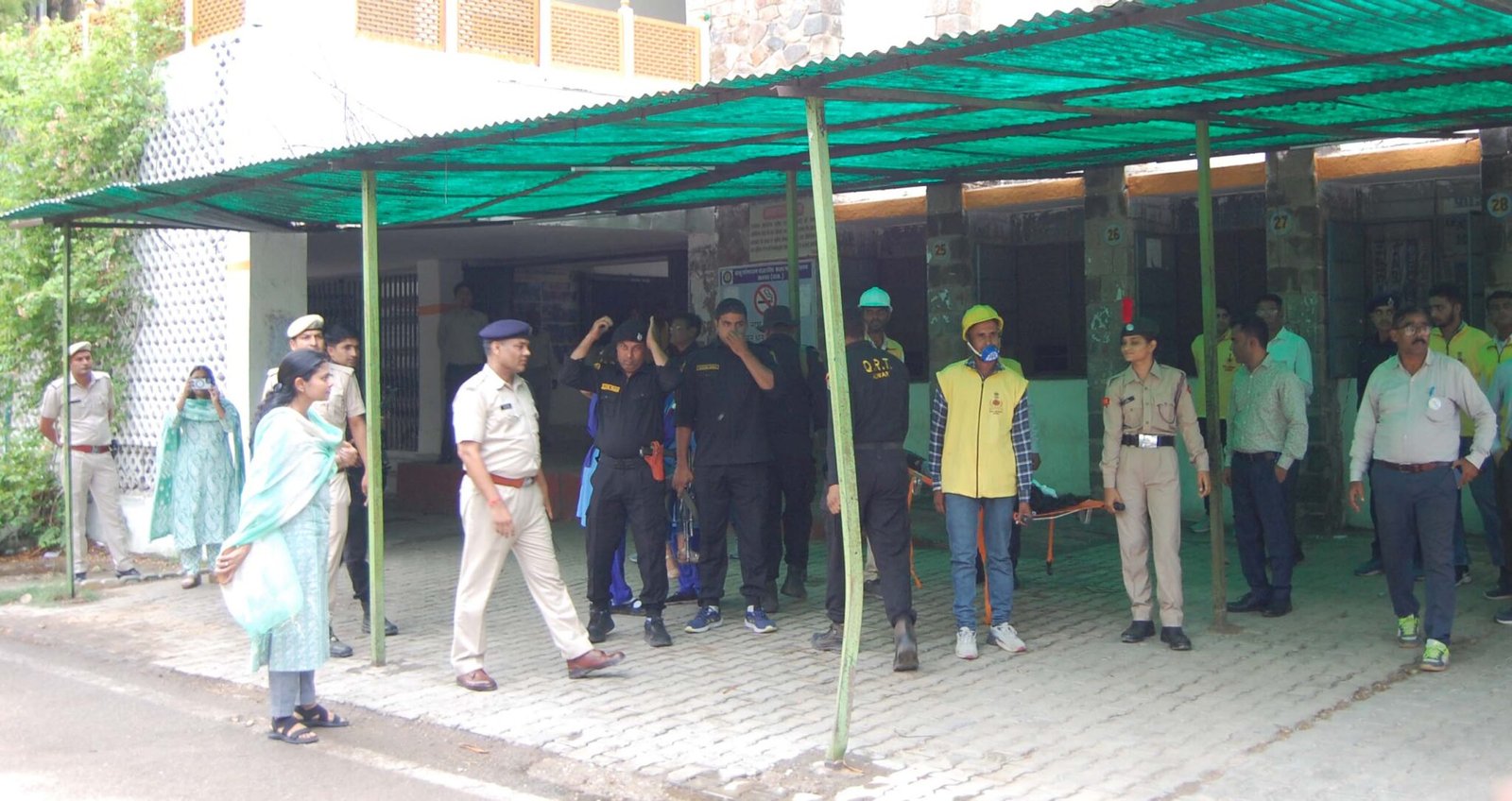 अलवर में आट्‌र्स कॉलेज में एयर स्ट्राइक,घायलों को अस्पताल भेजा:ब्लैकआउट में सायरन बजते ही लोगों ने घरों की लाइटें बंद की; मॉकड्रिल हुई