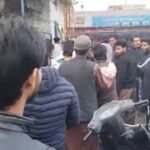 टांके में मिले युवक के शव की हत्या की गुत्थी पुलिस ने सुलझा ली है। पति-पत्नी और नाबालिग ने मिलकर युवक को टांके में फेंका था। इसके बाद ऊपर से ढक्कन लगाकर भाग निकले थे। आरोपियों ने पूछताछ में चौंकाने वाला खुलासा किया। बताया कि युवक बार-बार आरोपी की पत्नी को कॉल कर परेशान करता था। उसे गांव और अपने परिवार में अपनी पत्नी बताता था। ऐसे में, देर रात मिलने के बहाने बुलाया और टांके में फेंक दिया। मामला बालोतरा का है। पुलिस ने मामले में 18 साल की पत्नी, 21 साल के पति को गिरफ्तार कर जेल भेज दिया है। वहीं नाबालिग को किशोर न्याय बोर्ड के समक्ष कर बाल सुधार गृह भेजा गया है।