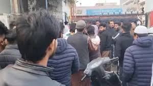 टांके में मिले युवक के शव की हत्या की गुत्थी पुलिस ने सुलझा ली है। पति-पत्नी और नाबालिग ने मिलकर युवक को टांके में फेंका था। इसके बाद ऊपर से ढक्कन लगाकर भाग निकले थे। आरोपियों ने पूछताछ में चौंकाने वाला खुलासा किया। बताया कि युवक बार-बार आरोपी की पत्नी को कॉल कर परेशान करता था। उसे गांव और अपने परिवार में अपनी पत्नी बताता था। ऐसे में, देर रात मिलने के बहाने बुलाया और टांके में फेंक दिया। मामला बालोतरा का है। पुलिस ने मामले में 18 साल की पत्नी, 21 साल के पति को गिरफ्तार कर जेल भेज दिया है। वहीं नाबालिग को किशोर न्याय बोर्ड के समक्ष कर बाल सुधार गृह भेजा गया है।