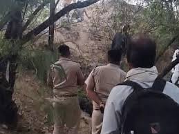 पोल से नीचे गिरा, एक पैर भी टूटा, फॉल्ट ठीक करते वक्त हादसा