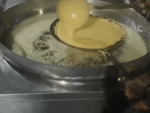 नमकीन-पापड़ 20 रुपए तक और महंगे हो सकते:बीकाजी दाम बढ़ा चुका, बीकानेर के 800 व्यापारी मुश्किल में; 100 कंटेनर समुद्र में अटके