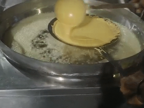 नमकीन-पापड़ 20 रुपए तक और महंगे हो सकते:बीकाजी दाम बढ़ा चुका, बीकानेर के 800 व्यापारी मुश्किल में; 100 कंटेनर समुद्र में अटके